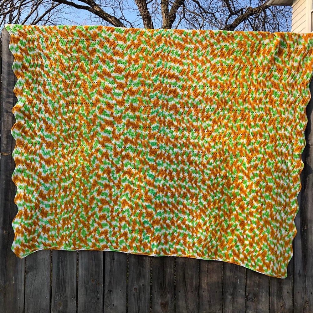 Large vintage crochet blanket. Great 1970a color pattern, excellent condition,